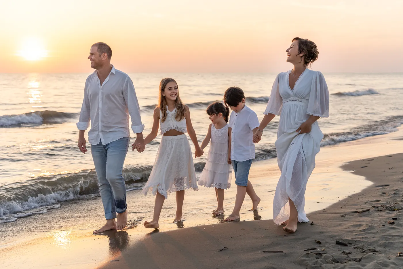 bellissima famiglia al tramonto in una camminata con sorrisi