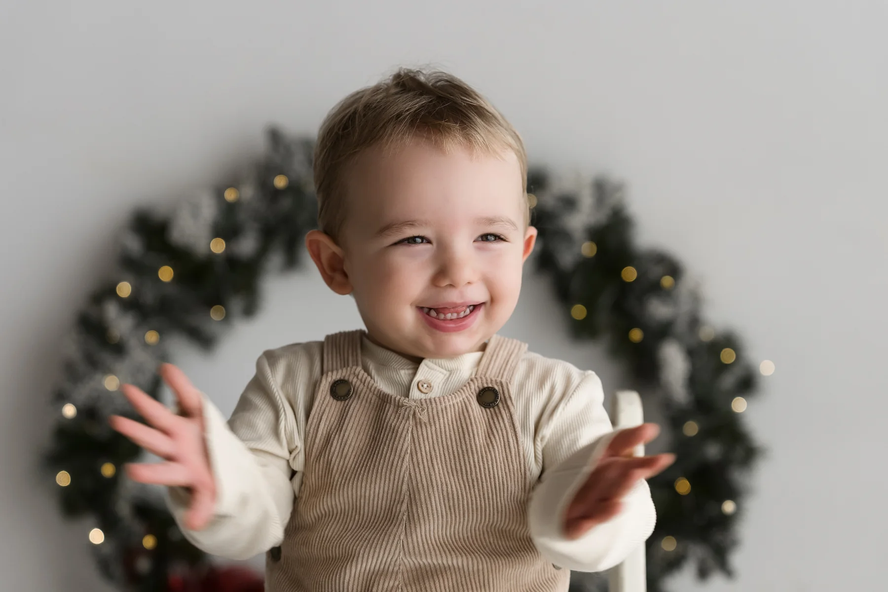 Bambino dentro la ghirlanda di Natale che sorride