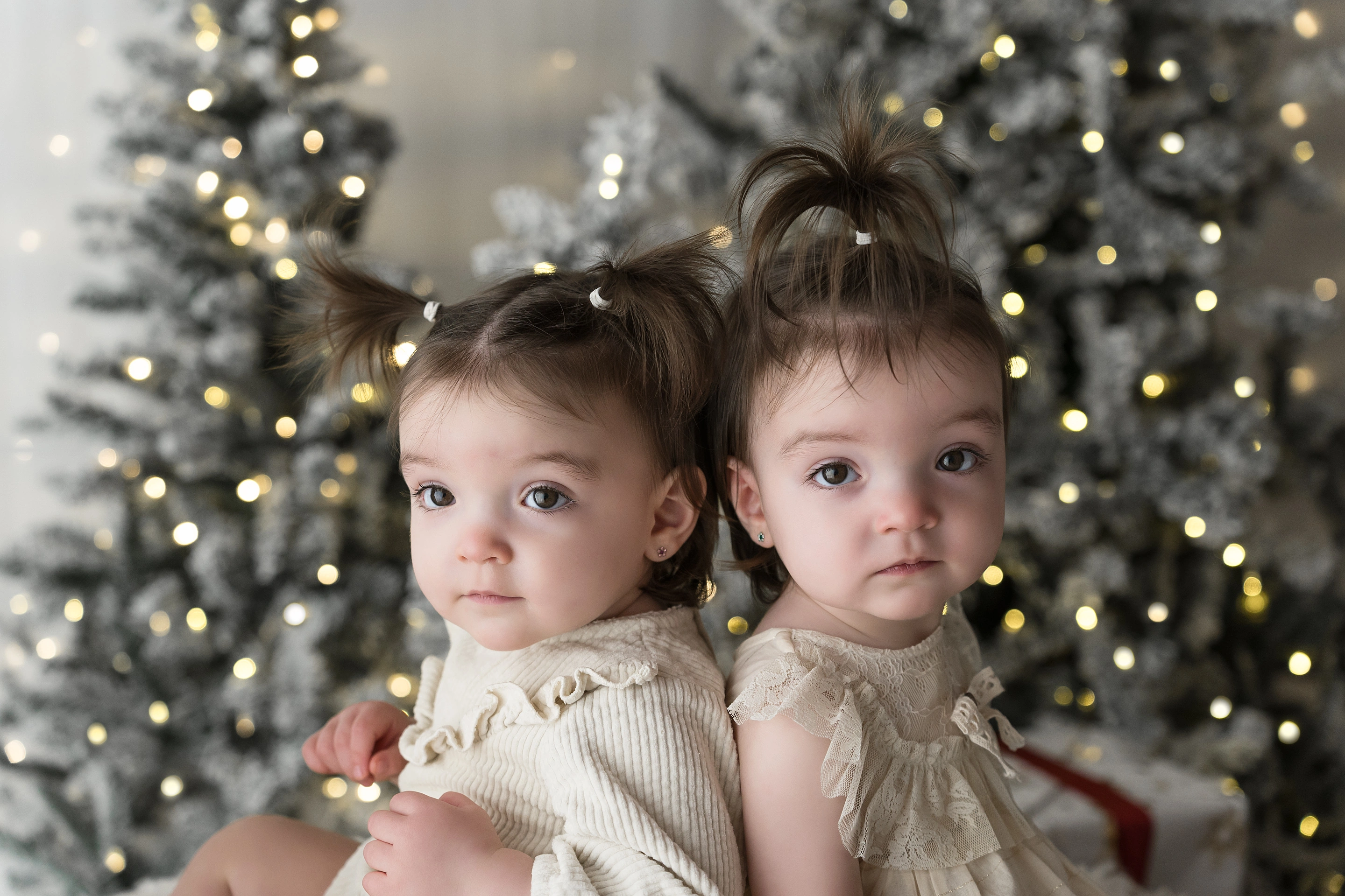 Coppia con il bambino sorridente in braccio nel set di Natale