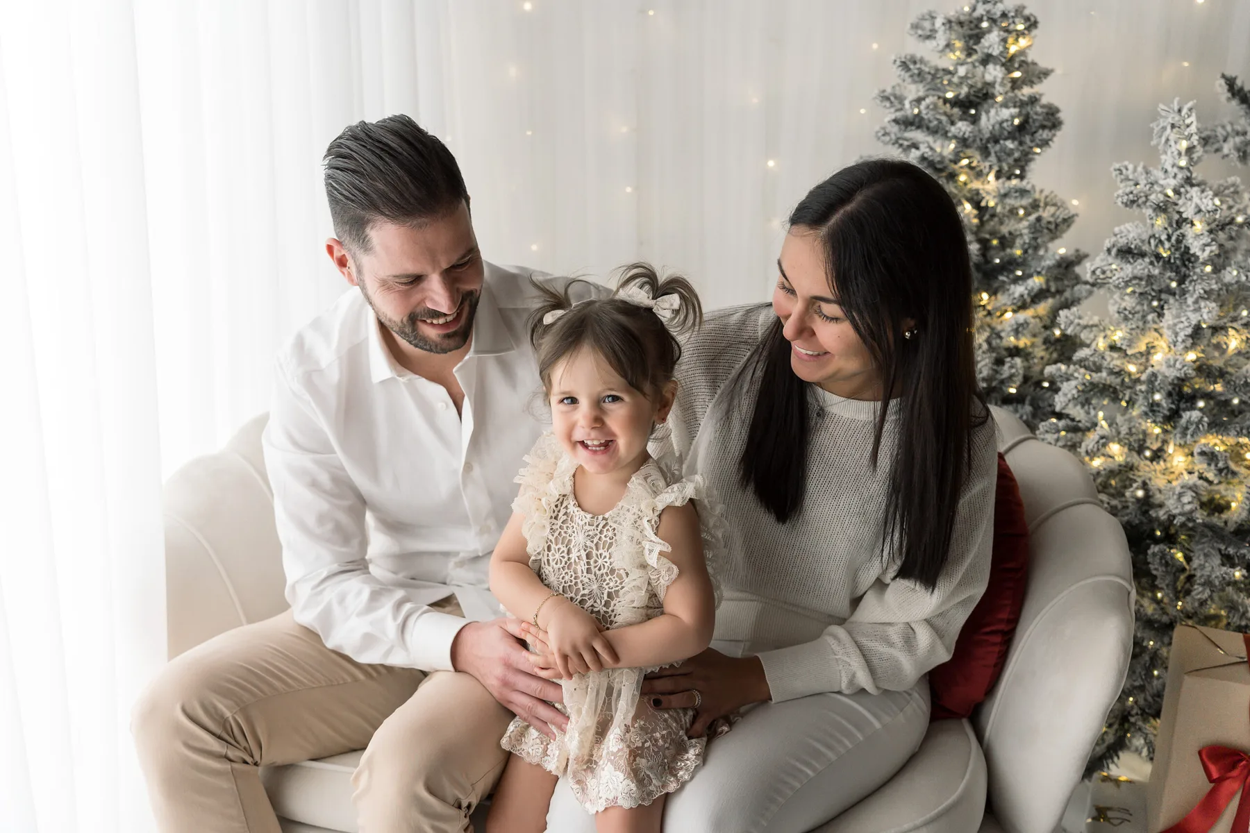 Famiglia di tre sulla poltrona con l'albero di Natale accanto, Atelier di Ilaria Lippi a Livorno