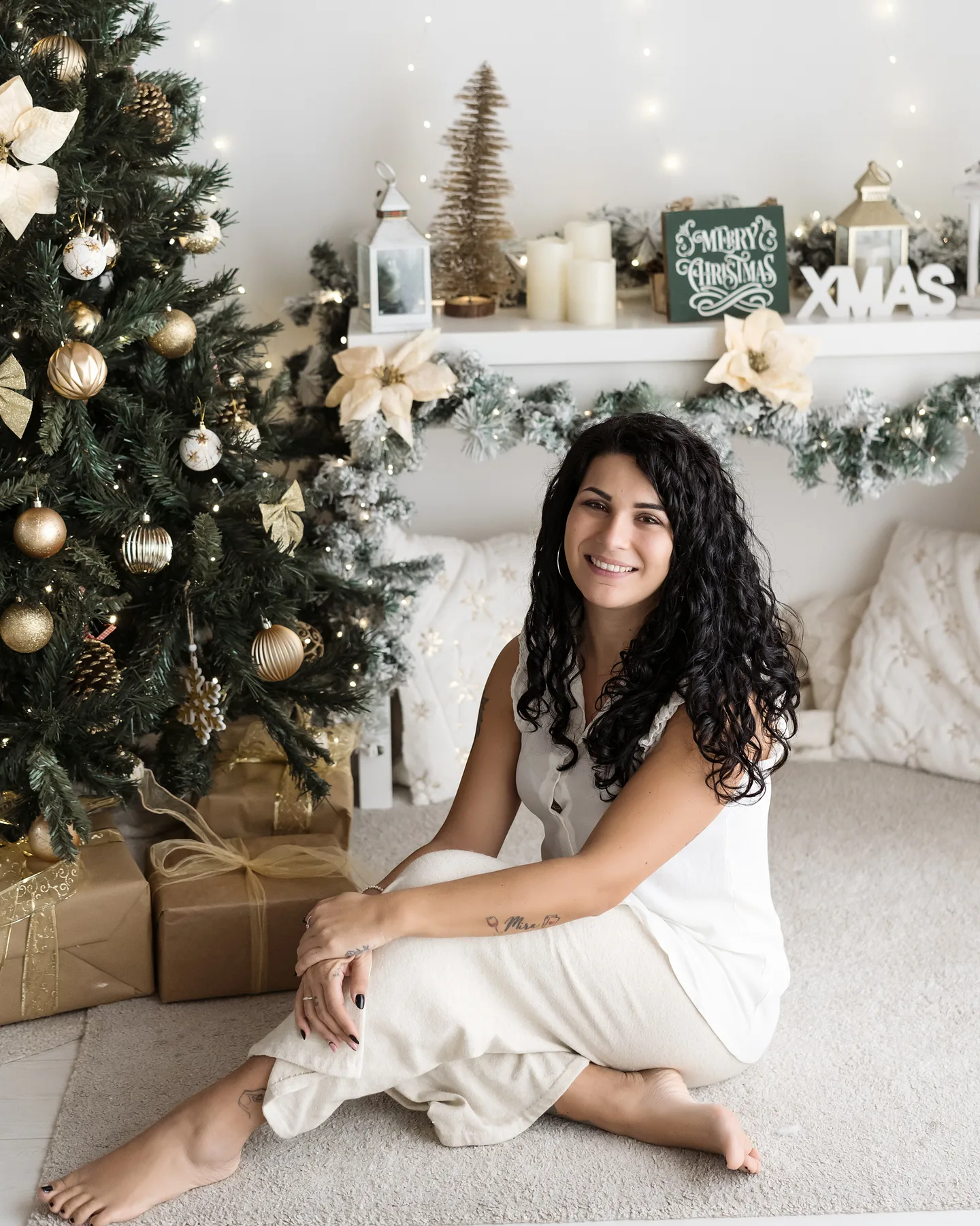 La scenografia del set di Natale: mensola con la scritta XMAS, candele e legno naturale nell'Atelier di Livorno