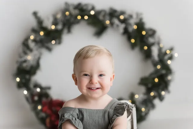 Bambino dentro la ghirlanda con un sorriso pieno
