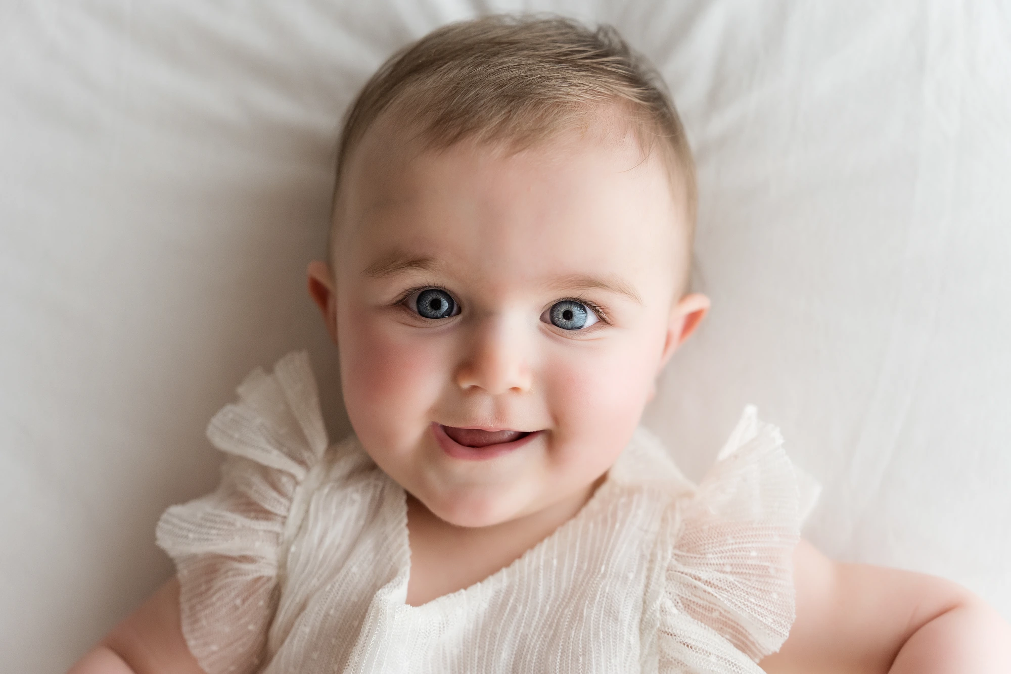 bellissima bambina con gli occhi azzurri