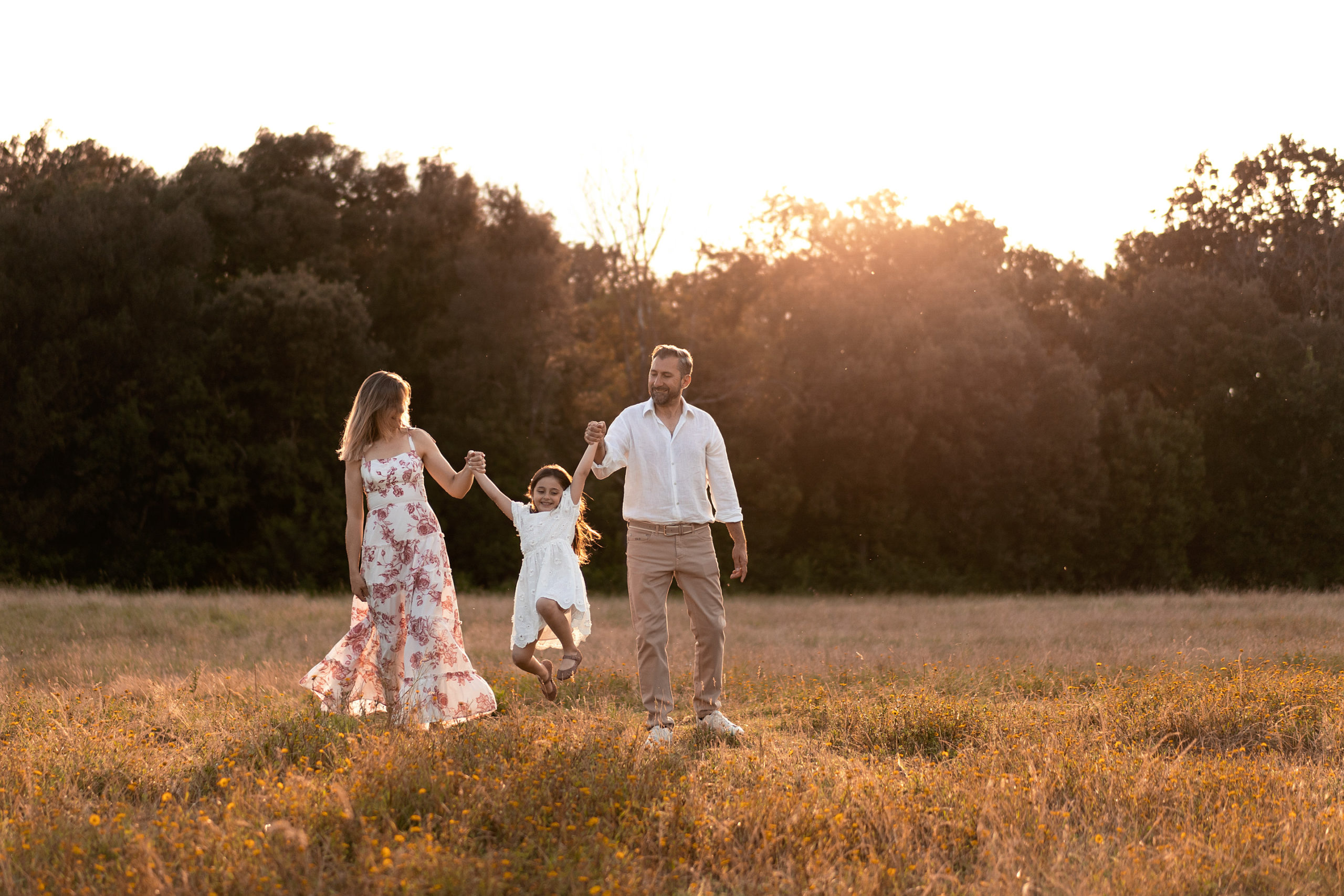 estate, fotografia professionale al tramonto, famiglia felice in un prato