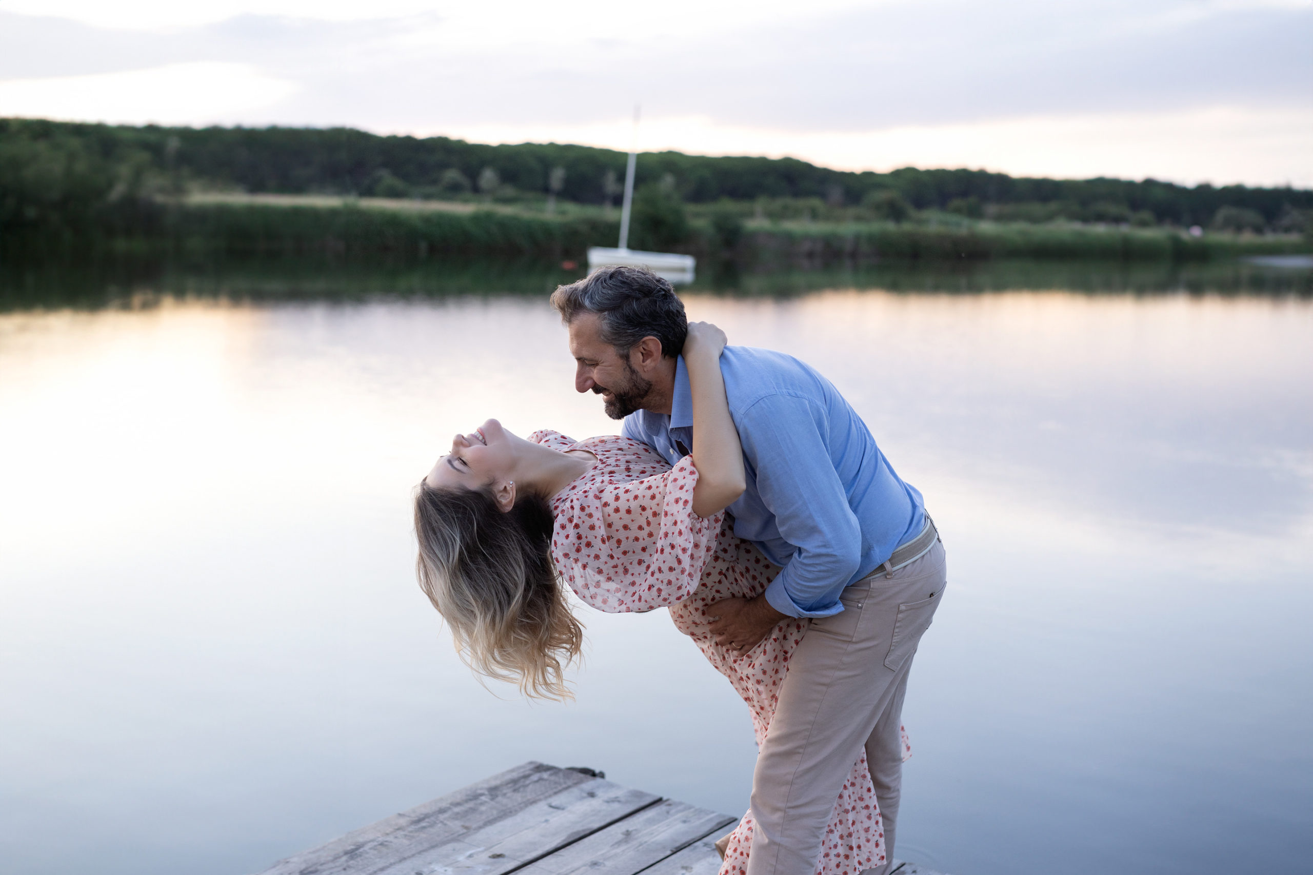 estate, fotografia professionale al tramonto, coppia romantica in riva al lago